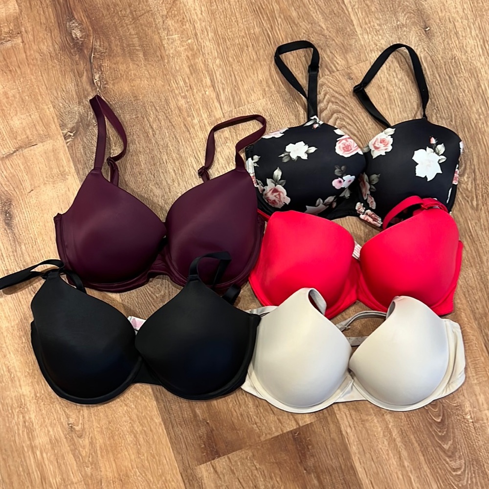 Five VS Pink underwire bra set. Like new.